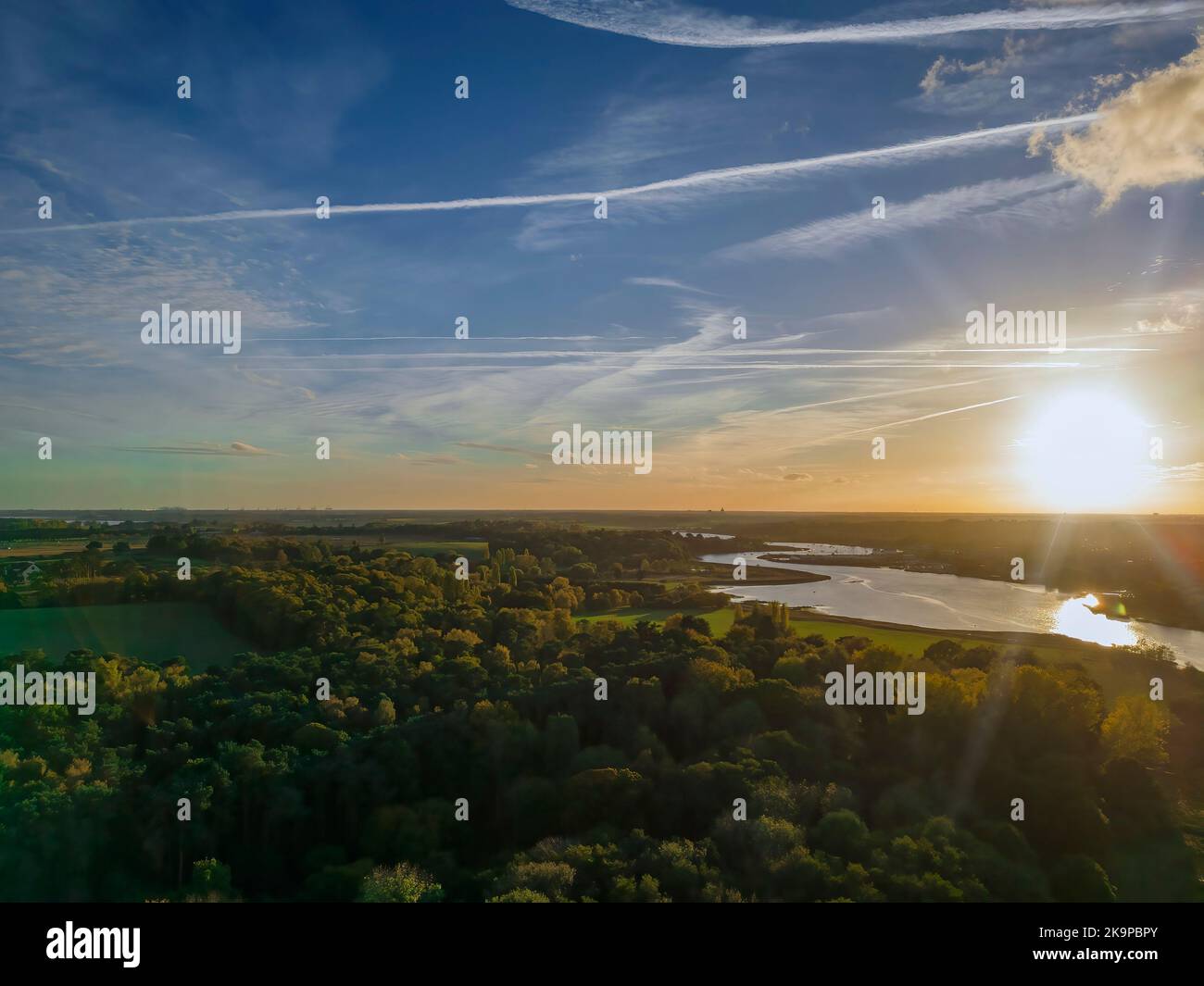 Una vista aerea al tramonto sul fiume Deben a Melton a Suffolk, Regno Unito Foto Stock