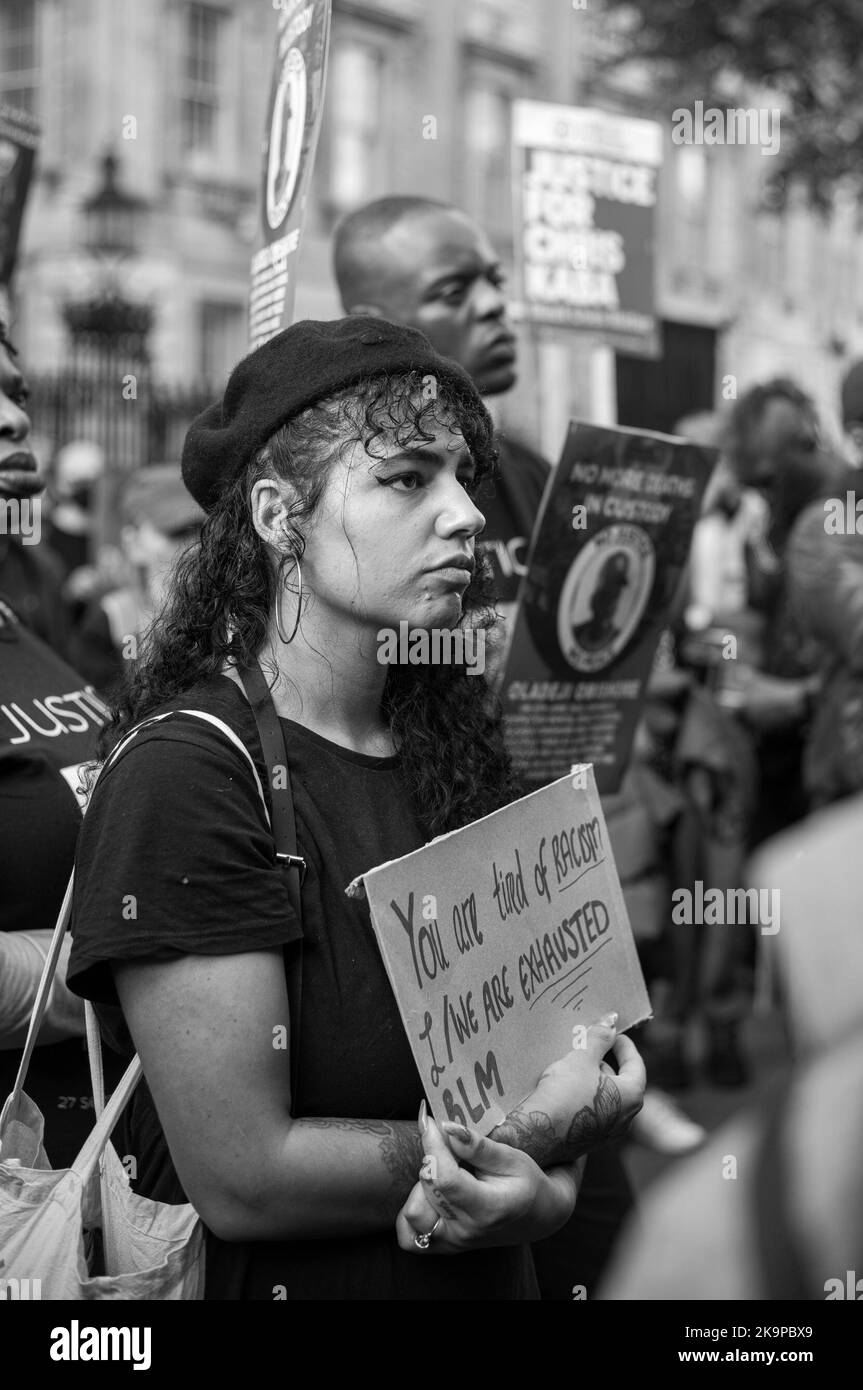 I genitori di Chris Kaba, Oladeji Omisore, Matthew Leahy, Jack Susianta e Leon Patterson consegnano una lettera firmata a Downing Street. Londra/UK 29th Ottobre 2022, Aubrey Fagon/Alamy Live News Foto Stock