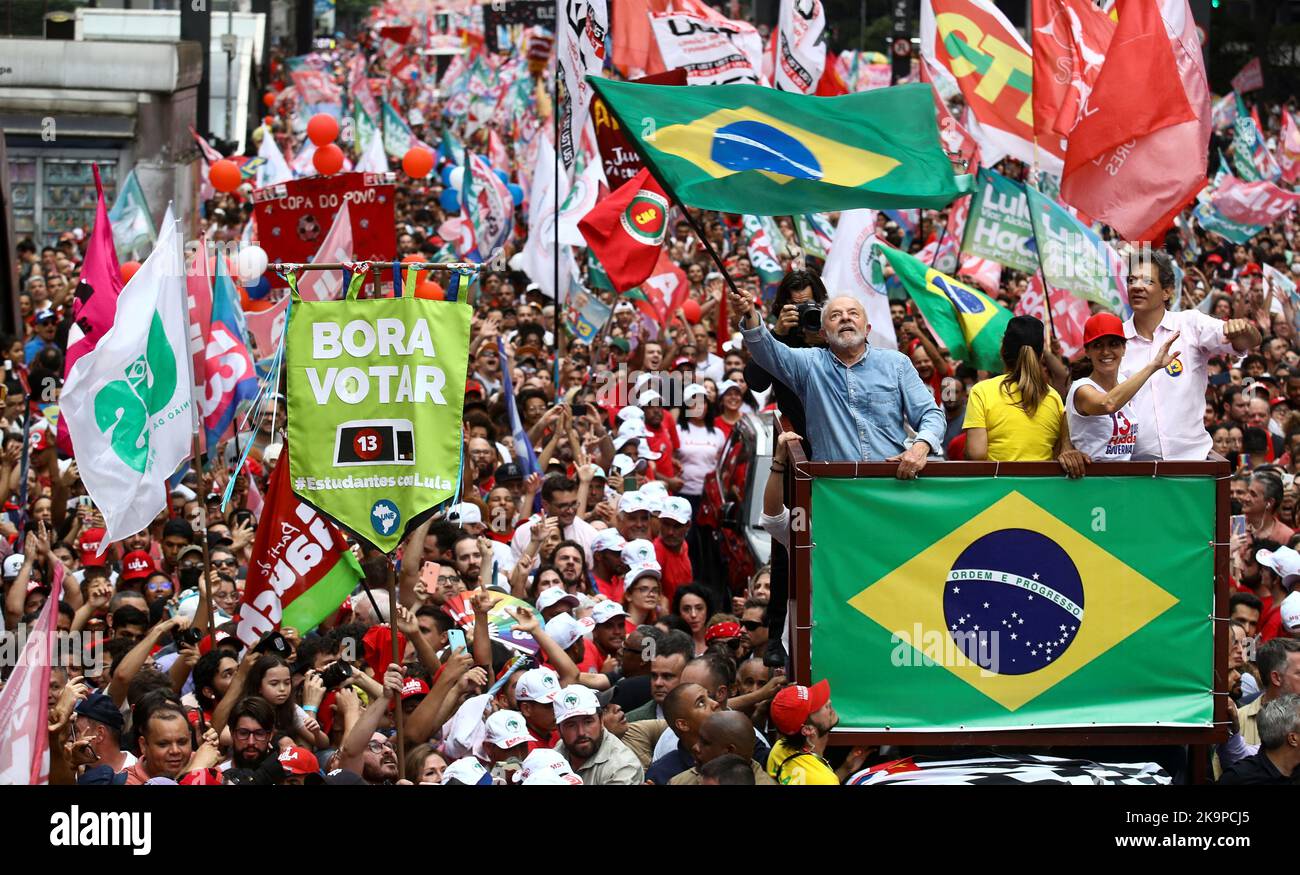L'ex presidente e candidato presidenziale del Brasile Luiz Inacio Lula da Silva ondeggia una bandiera brasiliana mentre guida il 'arco della vittoria', a Sao Paulo, Brasile 29 ottobre 2022. REUTERS/Carla Carniel IMMAGINI TPX DEL GIORNO Foto Stock