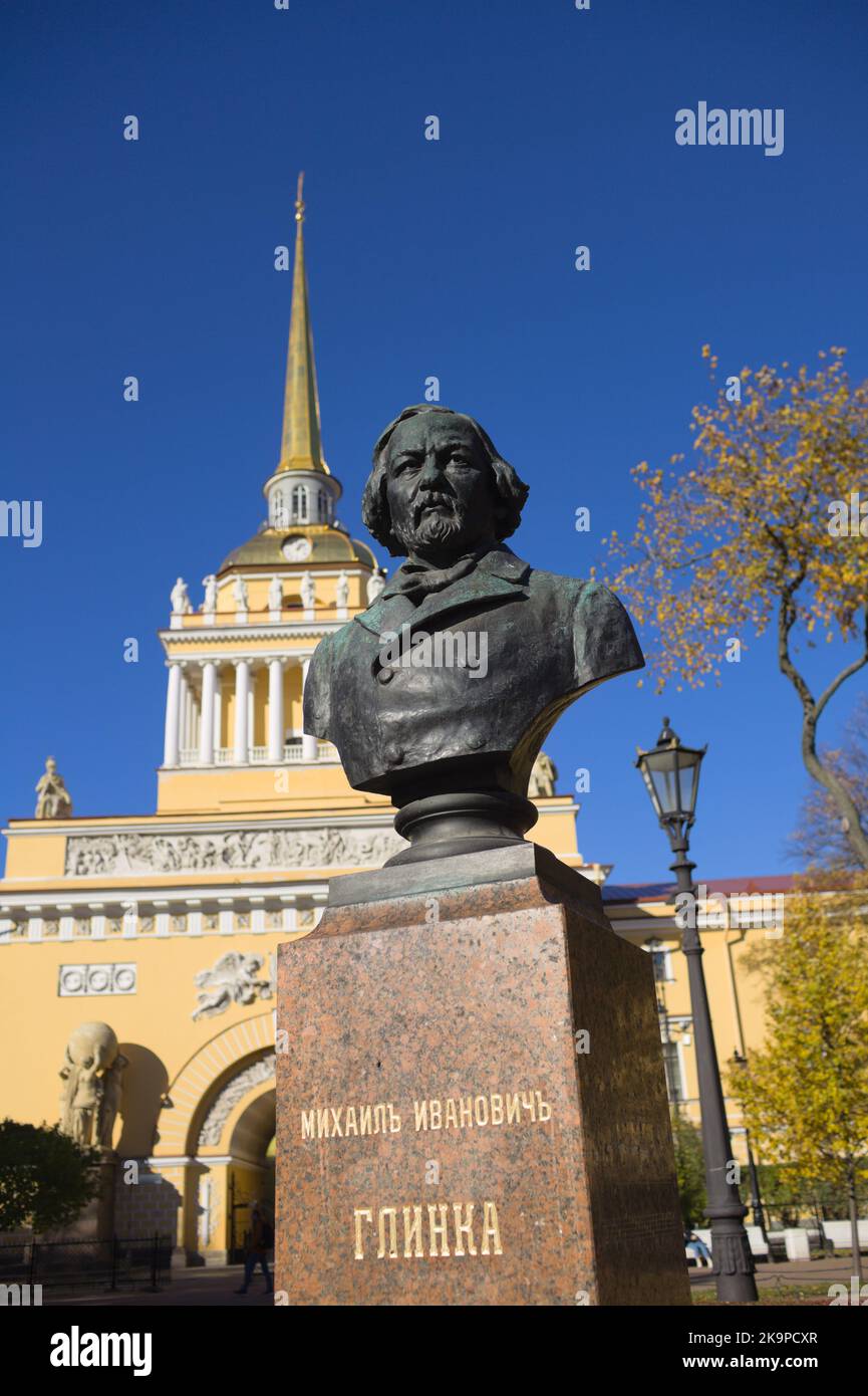 Monumento al grande compositore russo Mikhail Glinka contro la guglia del palazzo dell'Ammiragliato a San Petersburg, Russia Foto Stock