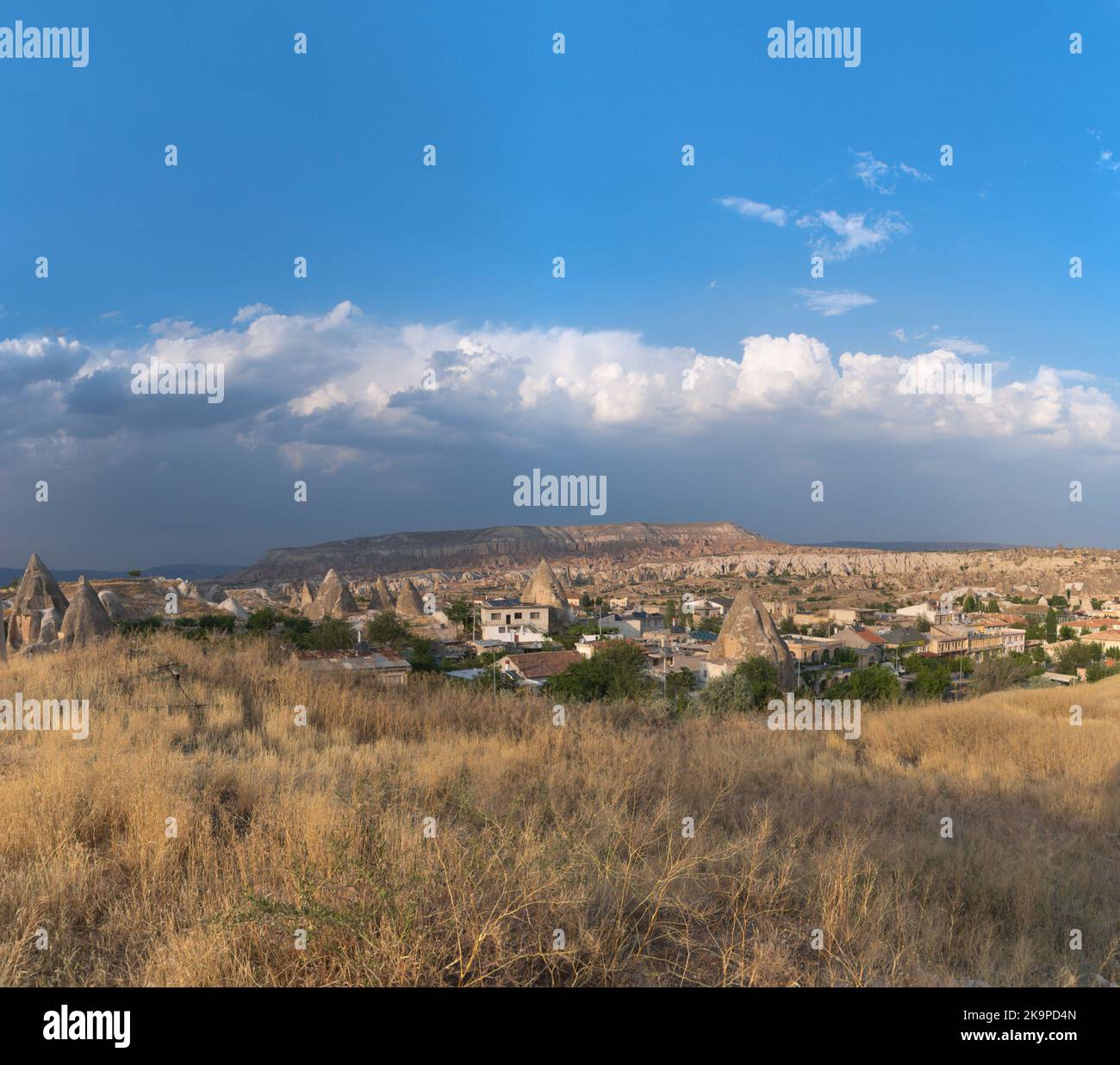 Goreme, Turchia - Luglio 28, 2007: vista città di Goreme in Cappadocia. È il centro di Goreme national park elencati come Patrimonio Mondiale UNESCO dal 1985 Foto Stock