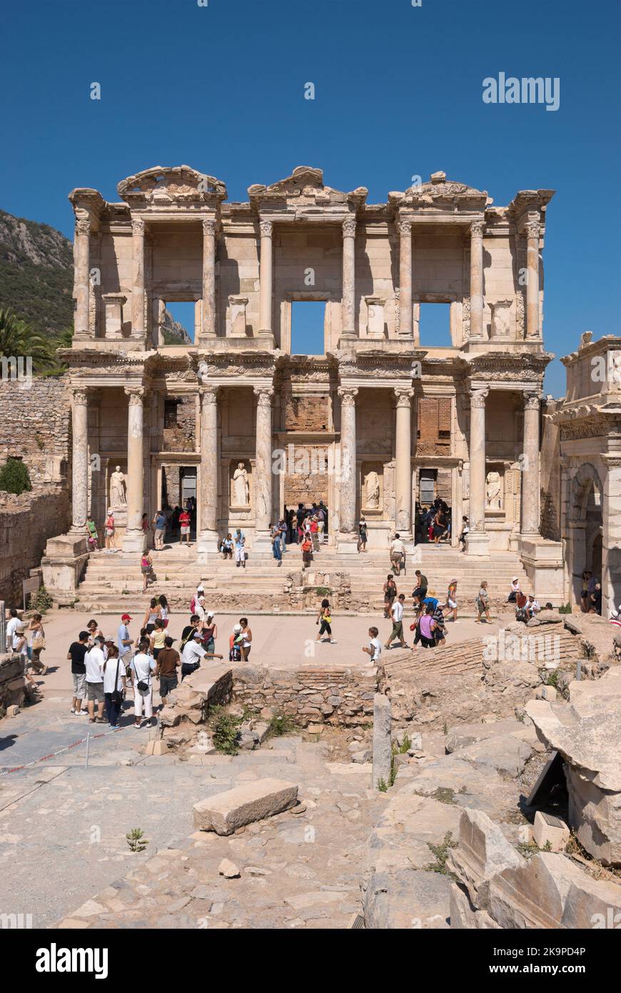 Facciata ricostruita della Biblioteca di Celso nell'antica Efeso. Dal 2015, Efeso è patrimonio dell'umanità dell'UNESCO Foto Stock