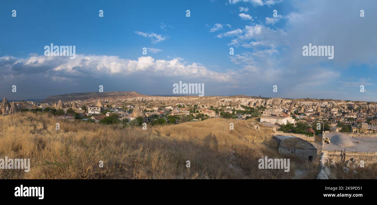 Goreme, Turchia - Luglio 28, 2007: vista città di Goreme in Cappadocia. È il centro di Goreme national park elencati come Patrimonio Mondiale UNESCO dal 1985 Foto Stock