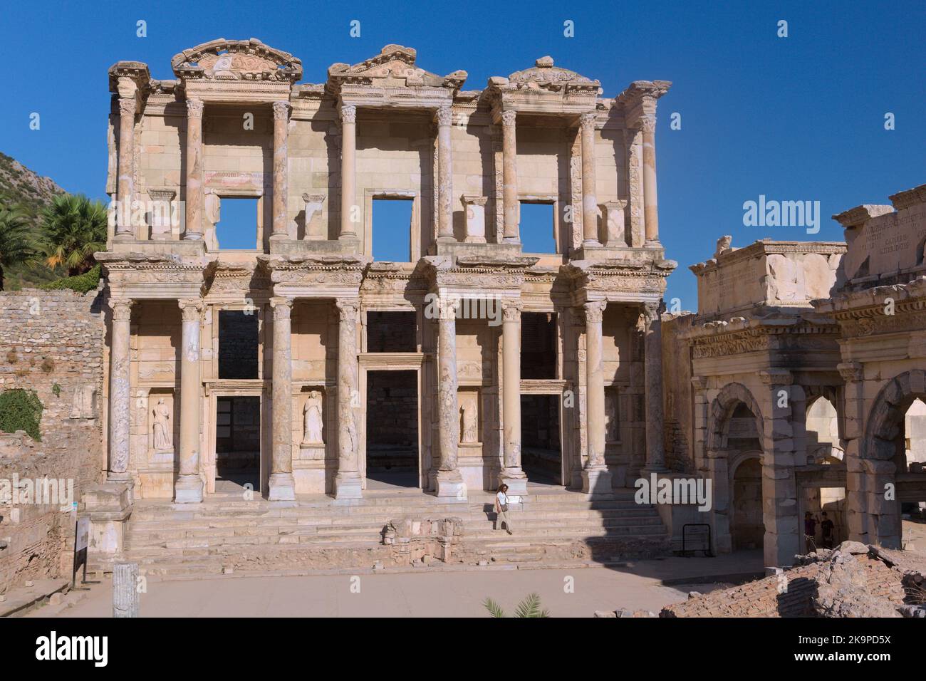 Facciata ricostruita della Biblioteca di Celso nell'antica Efeso. Dal 2015, Efeso è patrimonio dell'umanità dell'UNESCO Foto Stock