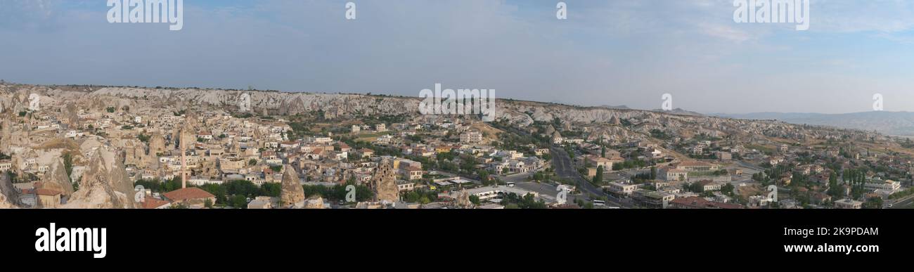 Vista panoramica aerea della città di Goreme in Cappadocia, Turchia, il centro del Parco Nazionale della Cappadocia, patrimonio dell'umanità dell'UNESCO Foto Stock