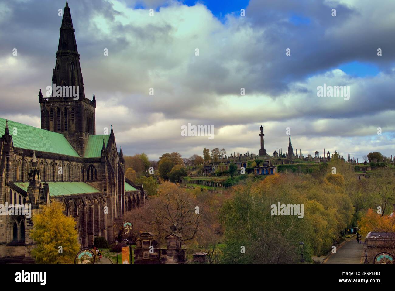 Di fronte alla cattedrale di Glasgow e alla necropoli Foto Stock