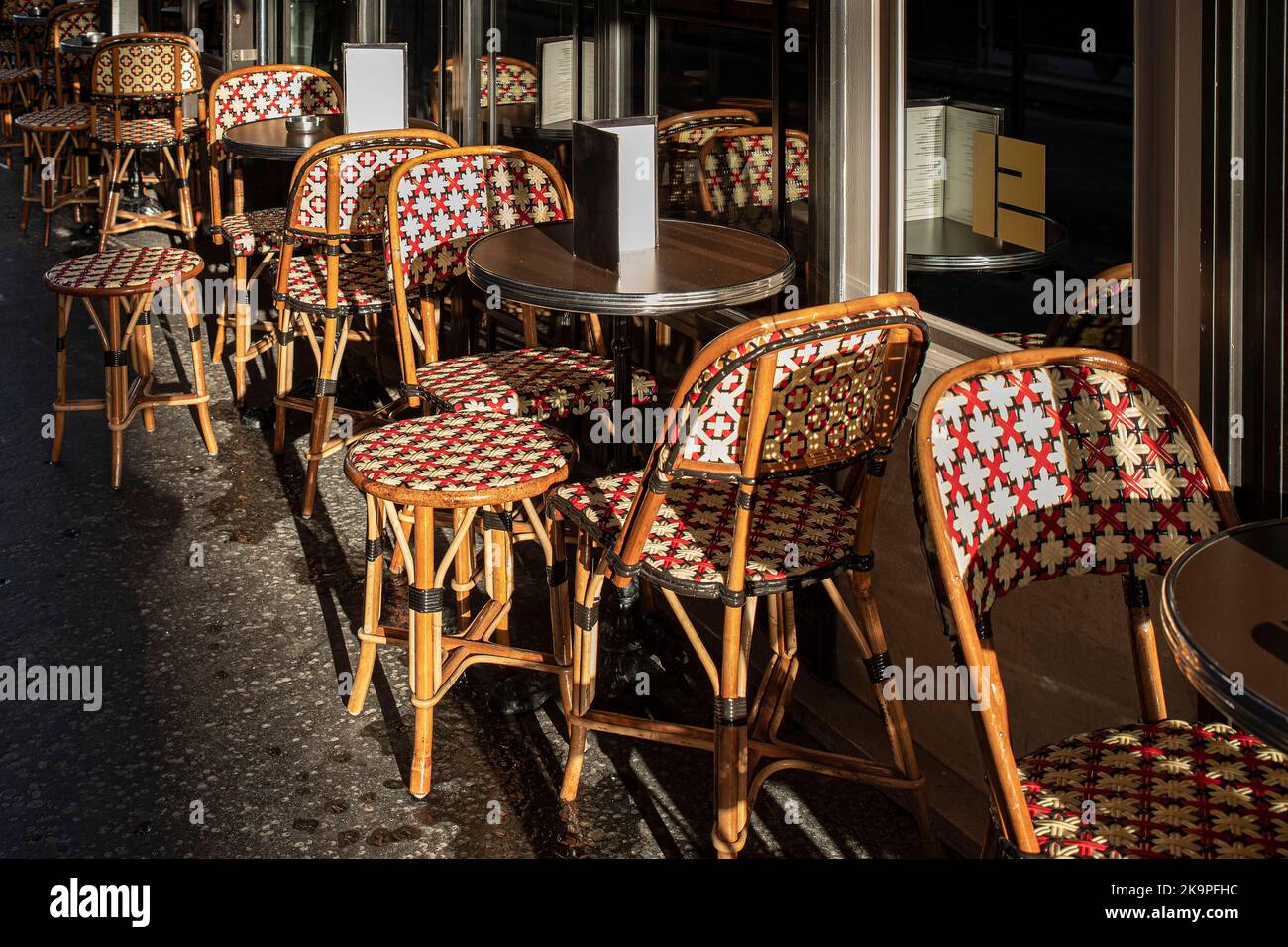 Terrazza caffetteria in una strada a Parigi, Francia Foto Stock