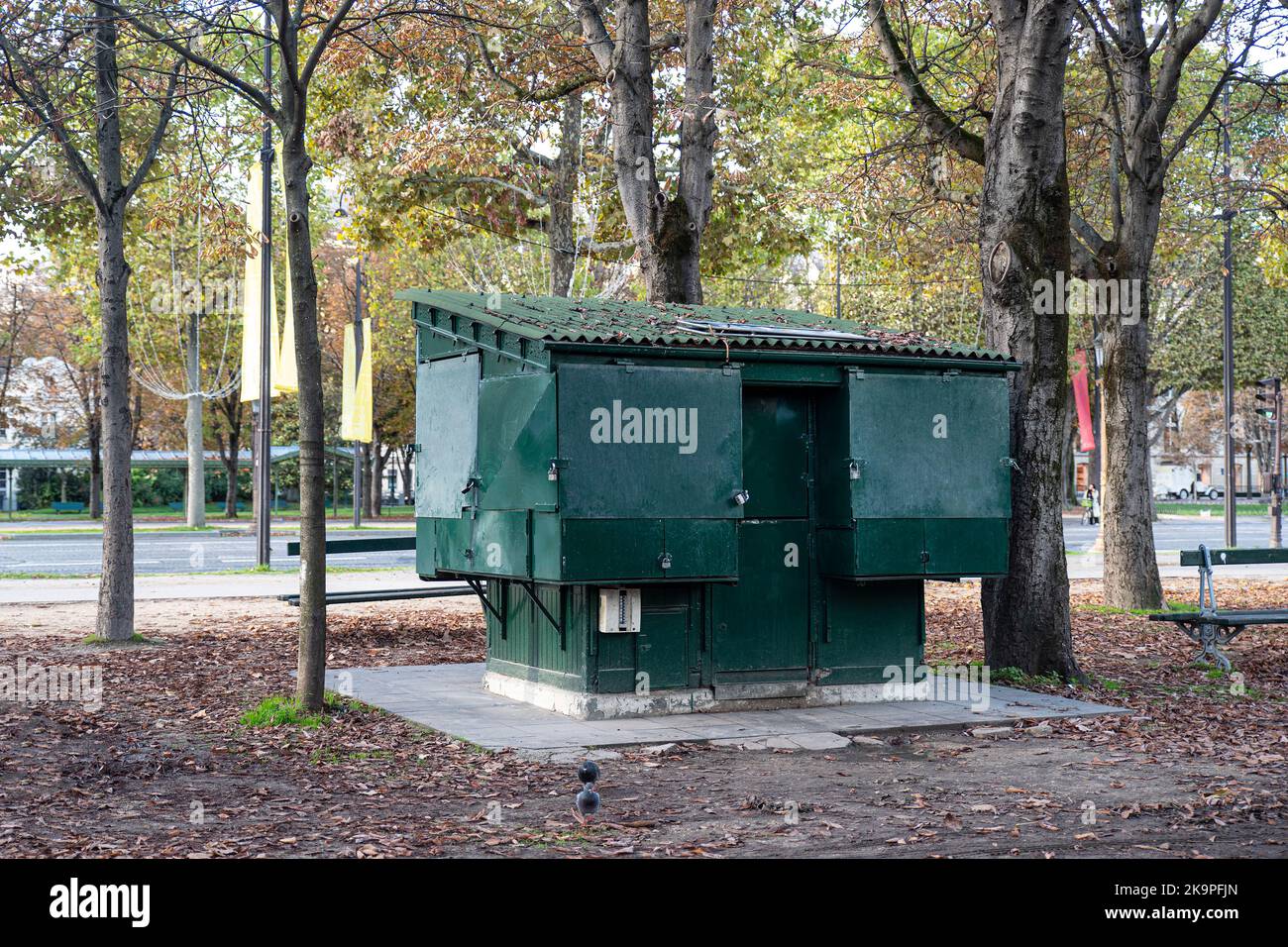 Un tipico chiosco verde nelle strade di Parigi Foto Stock