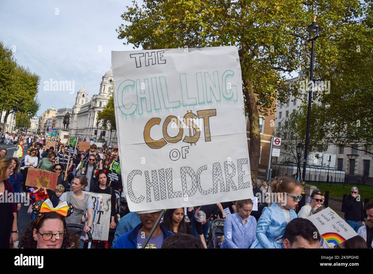 Londra, Regno Unito. 29th ottobre 2022. Manifestanti a Whitehall. Genitori e bambini, molti indossando costumi, marciarono da Trafalgar Square a Parliament Square chiedendo un servizio di assistenza all’infanzia accessibile, lavoro flessibile e congedo parentale adeguatamente pagato durante la protesta della “marcia delle mummie” a tema Halloween. Credit: Vuk Valcic/Alamy Live News Foto Stock