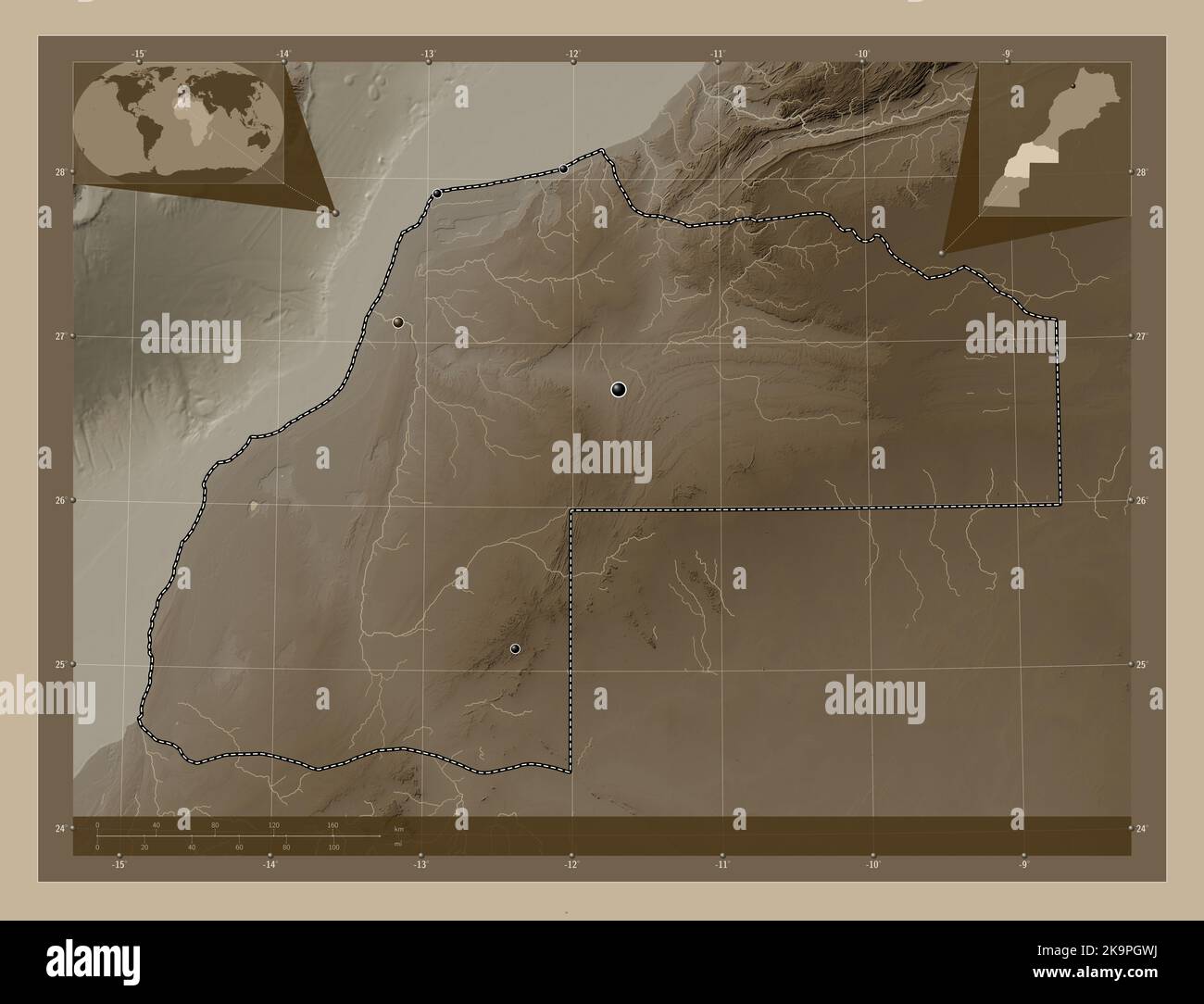 Laayoune-Sakia El Hamra, regione del Marocco. Mappa dell'altitudine colorata in tonalità seppia con laghi e fiumi. Posizioni delle principali città della regione. Corne Foto Stock