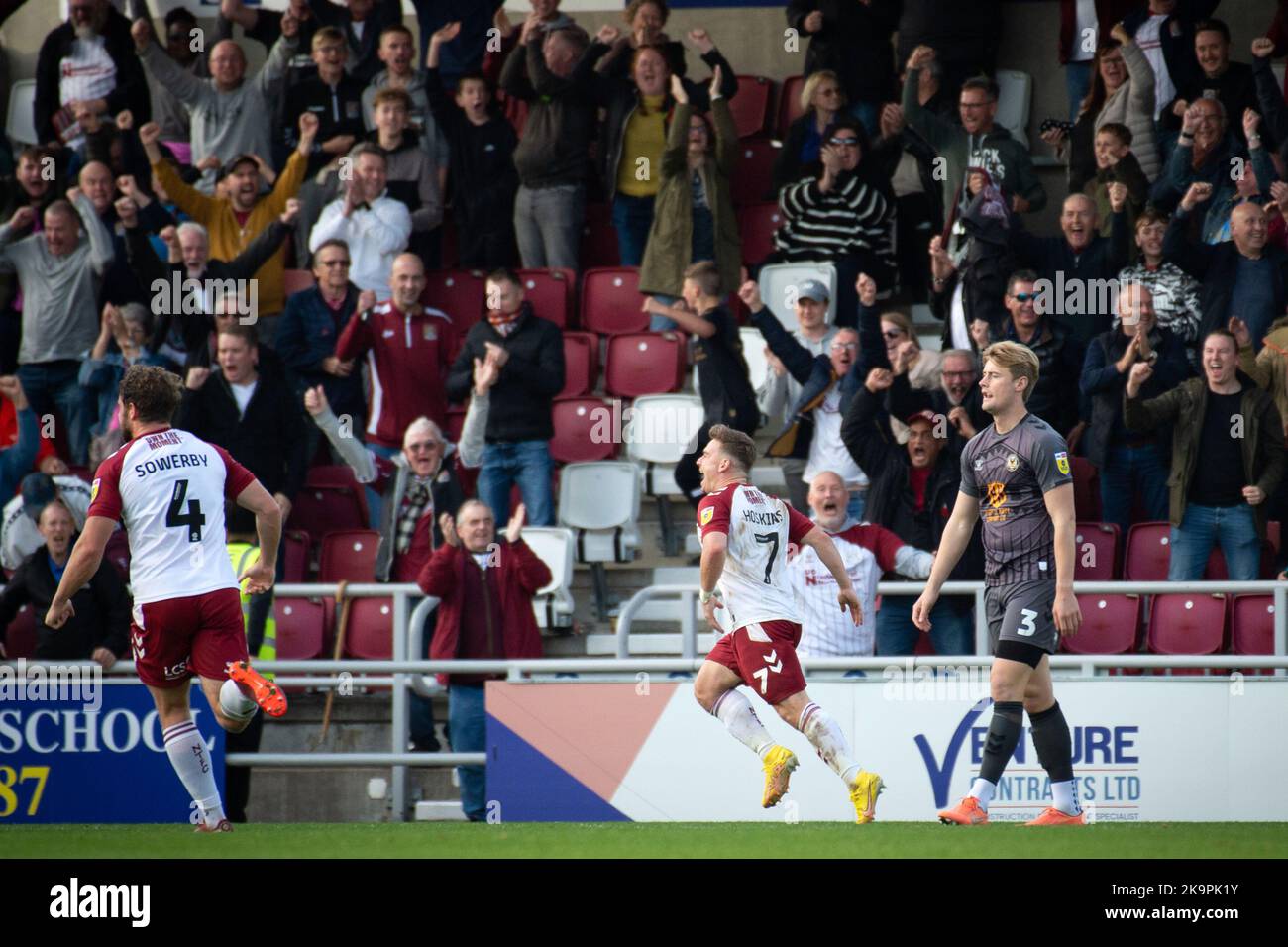 Northampton, Regno Unito. 29th Ott 2022. Sam Hoskins di Northampton Town (c) festeggia dopo aver ottenuto il punteggio di 1st goal della sua squadra. EFL Skybet Football League Two match, Northampton Town contro Newport County al Sixfields Stadium di Northampton, sabato 29th ottobre 2022. Questa immagine può essere utilizzata solo per scopi editoriali. Solo per uso editoriale, licenza richiesta per uso commerciale. Nessun utilizzo in scommesse, giochi o un singolo club / campionato / giocatore pubblicazioni.pic by Credit: Andrew Orchard sport fotografia / Alamy Live News Foto Stock