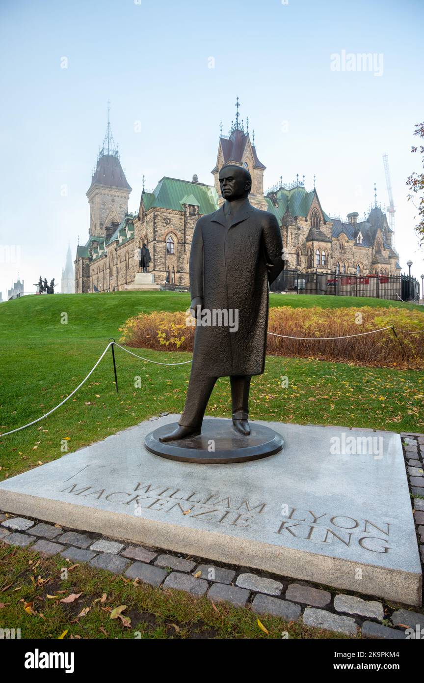 Ottawa, Ontario - 19 ottobre 2022: William Lyon MacKenzie King. Statua a Parliament Hill. Foto Stock