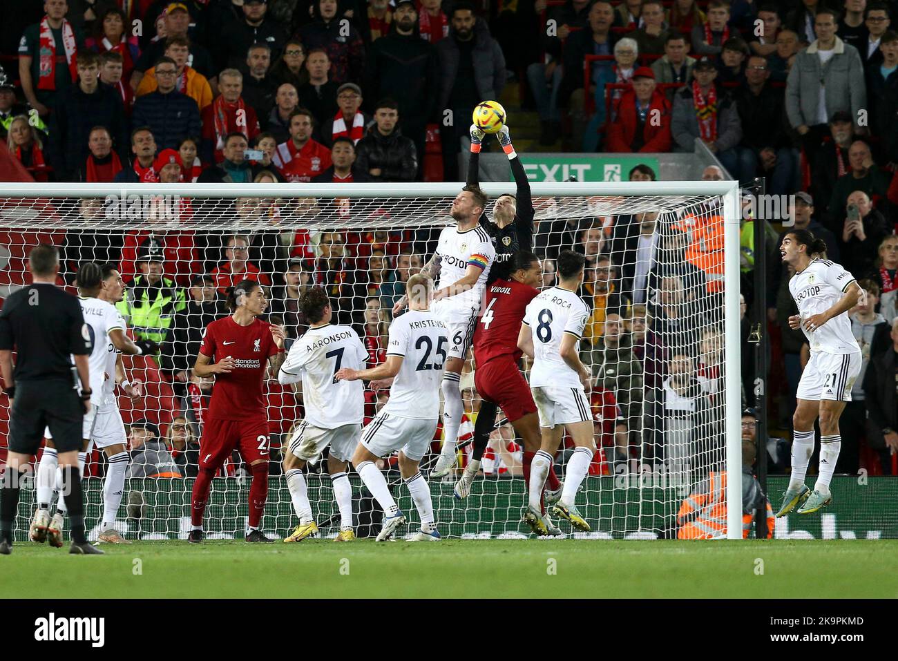 Liverpool, Regno Unito. 29th Ott 2022. Illan Meslier, il portiere di Leeds United, pugna la palla in chiaro. Incontro Premier League, Liverpool contro Leeds Utd ad Anfield a Liverpool sabato 29th ottobre 2022. Questa immagine può essere utilizzata solo per scopi editoriali. Solo per uso editoriale, licenza richiesta per uso commerciale. Nessun utilizzo nelle scommesse, nei giochi o nelle pubblicazioni di un singolo club/campionato/giocatore. pic di Chris Stading/Andrew Orchard SPORTS photography/Alamy Live news Credit: Andrew Orchard SPORTS photography/Alamy Live News Foto Stock