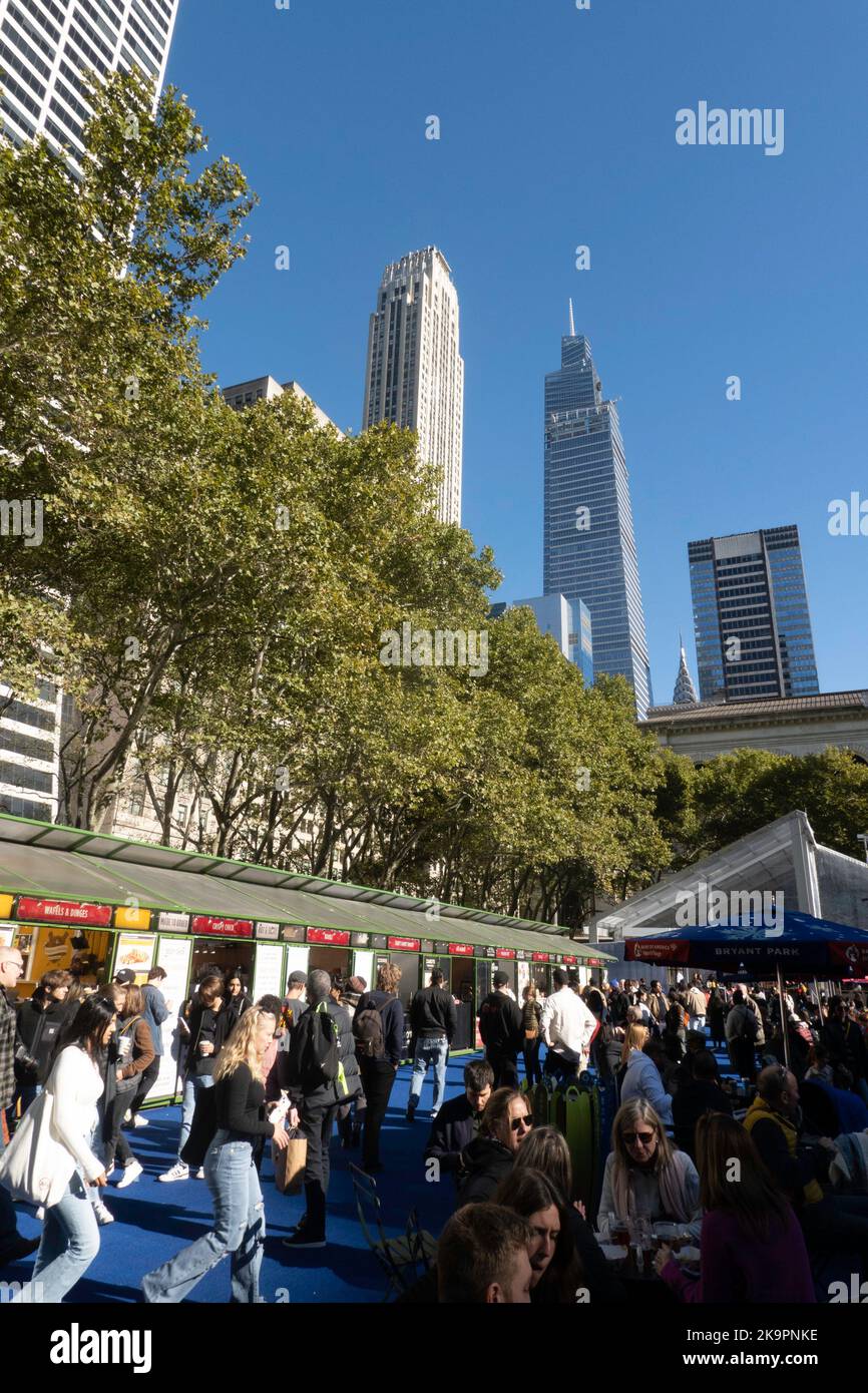 Bank of America Winter Village aperto in tempo per il fine settimana di Halloween a Bryant Park, New York City, USA 2022 Foto Stock