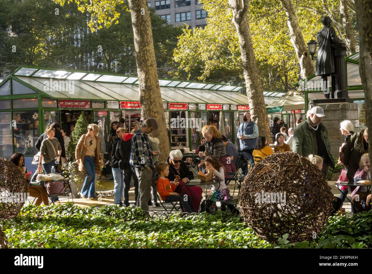Bank of America Winter Village aperto in tempo per il fine settimana di Halloween a Bryant Park, New York City, USA 2022 Foto Stock