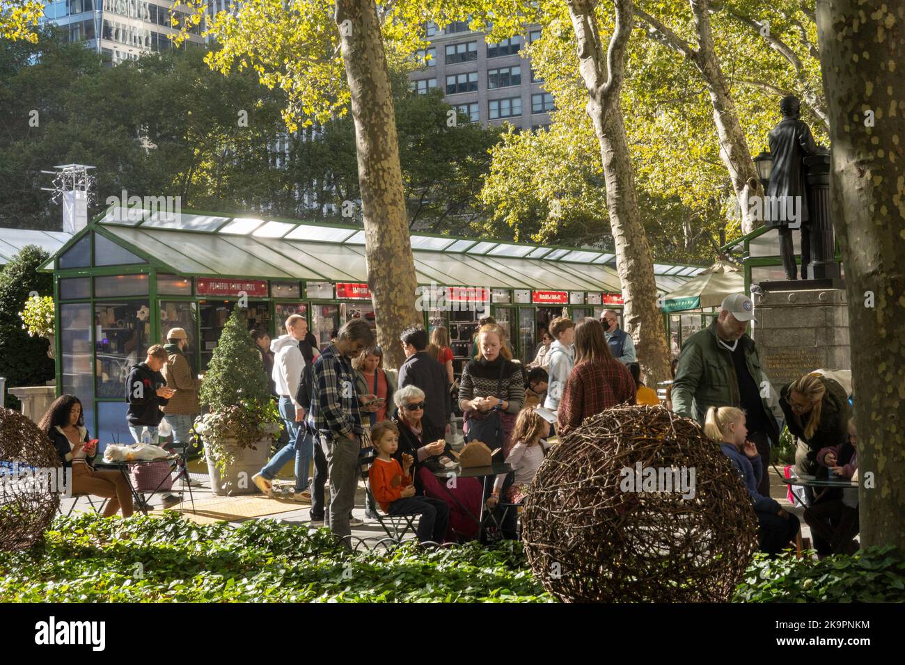 Bank of America Winter Village aperto in tempo per il fine settimana di Halloween a Bryant Park, New York City, USA 2022 Foto Stock