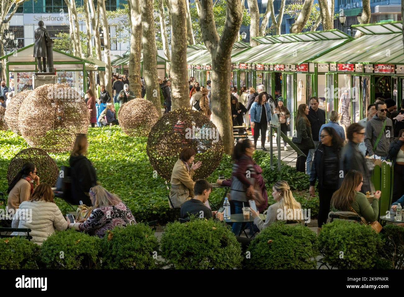 Bank of America Winter Village aperto in tempo per il fine settimana di Halloween a Bryant Park, New York City, USA 2022 Foto Stock