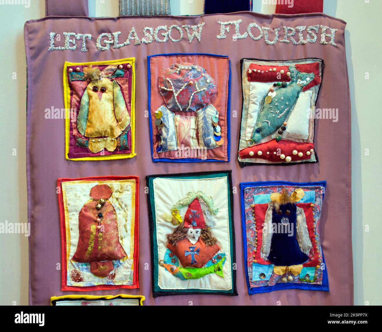 Museo St. Mungo di vita religiosa e arte lasciare Glasgow fiorire bandiera trapuntata multiculturale Foto Stock