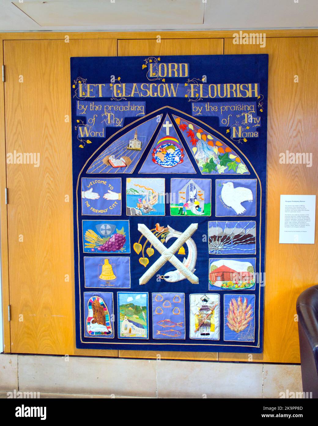 Il Museo St. Mungo di vita religiosa e arte lascia che Glasgow fiorisca il banner del presbiterio di Glasgow Foto Stock
