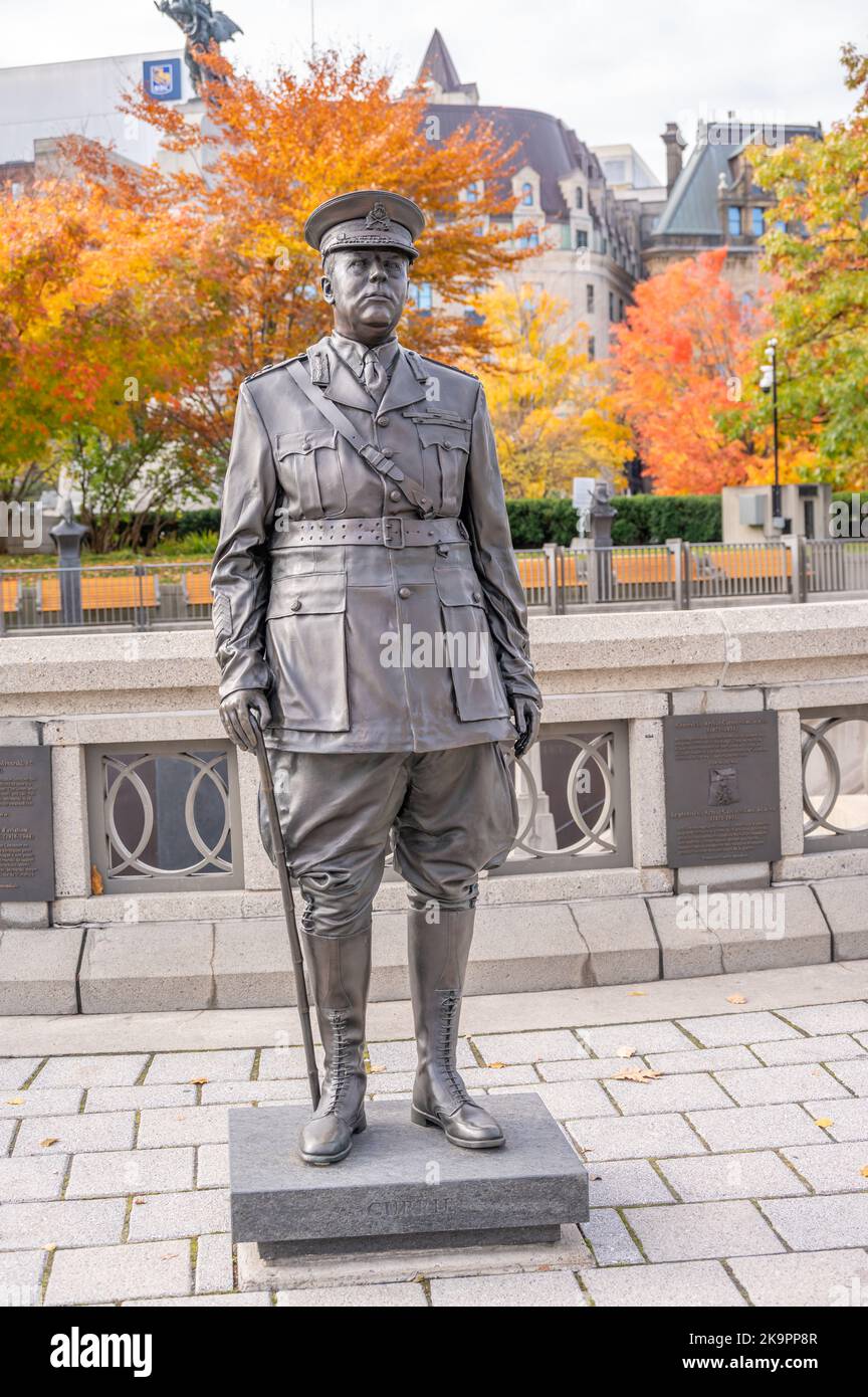 Ottawa, Ontario - 19 ottobre 2022: Il Valiants Memorial di Ottawa che commemora quattordici figure della storia militare del Canada, qui Generale Foto Stock