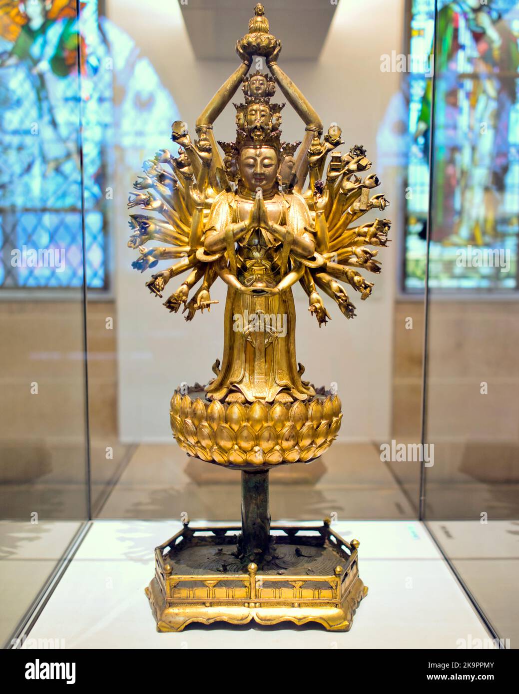 Museo St. Mungo della vita religiosa e dell'arte Buddismo praticato in particolare in Tibet, Avalokiteshvara è spesso raffigurato come con molte teste e braccia Foto Stock