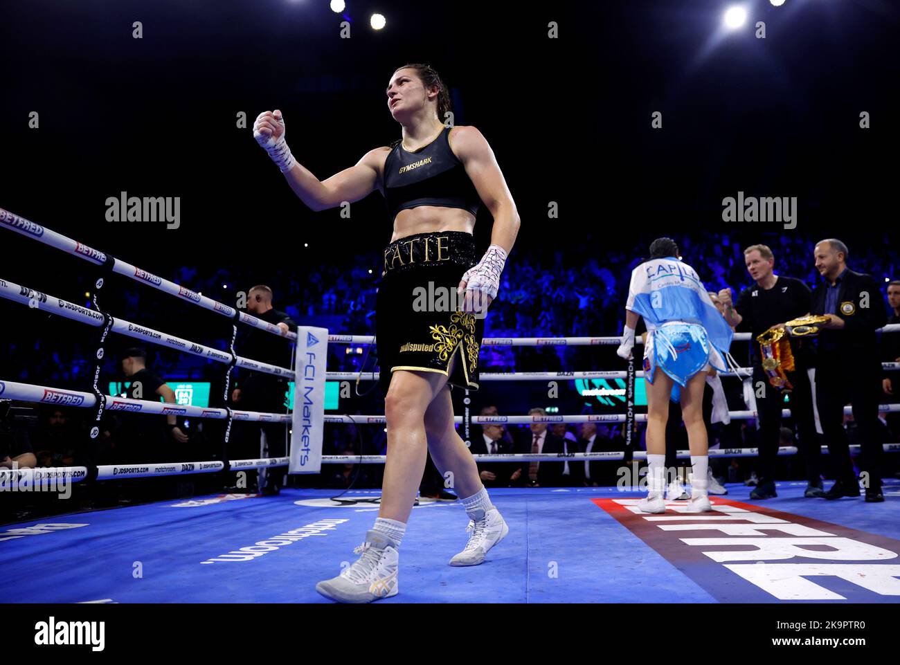 Katie Taylor festeggia dopo aver battuto Karen Carabajal per vincere la lotta indiscussa del titolo mondiale leggero all'OVO Arena di Wembley, Londra. Data immagine: Sabato 29 ottobre 2022. Foto Stock