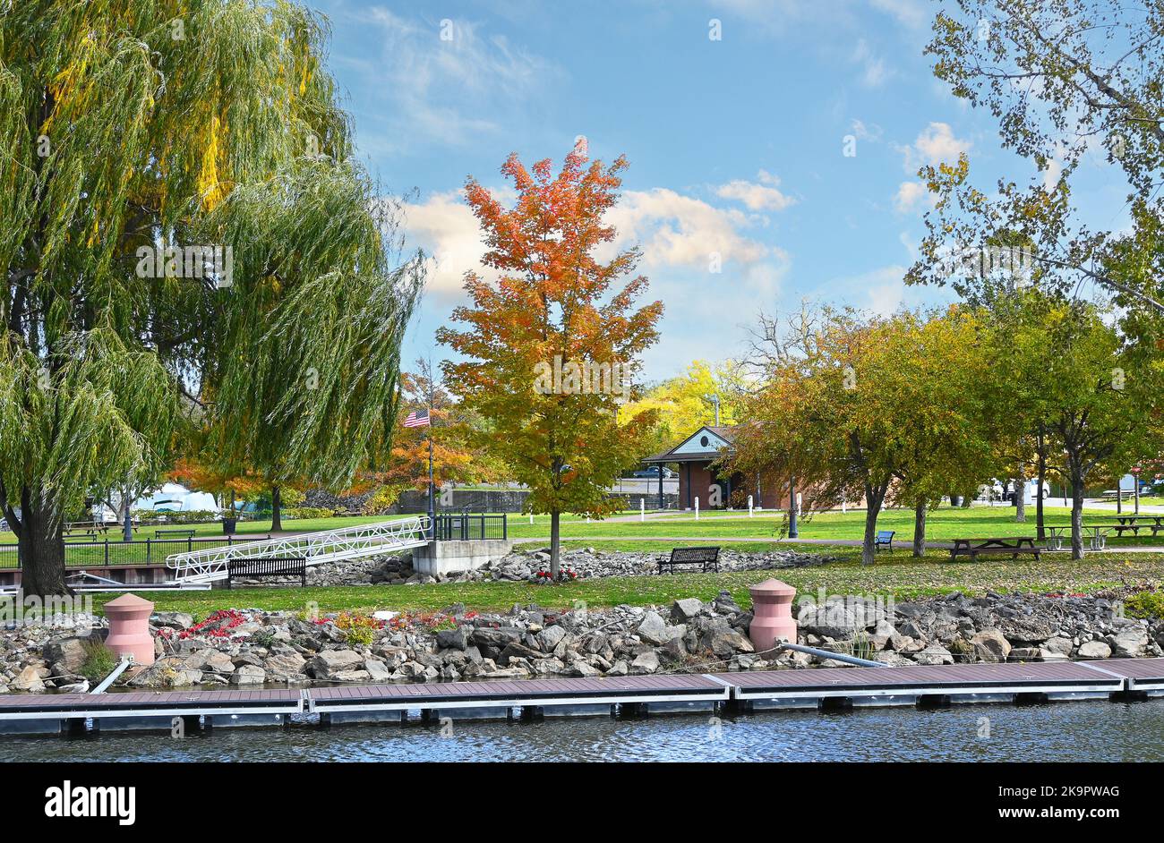 Henry Hudson Riverfront Park a Hudson, New York, con il varo della barca in primo piano. Foto Stock