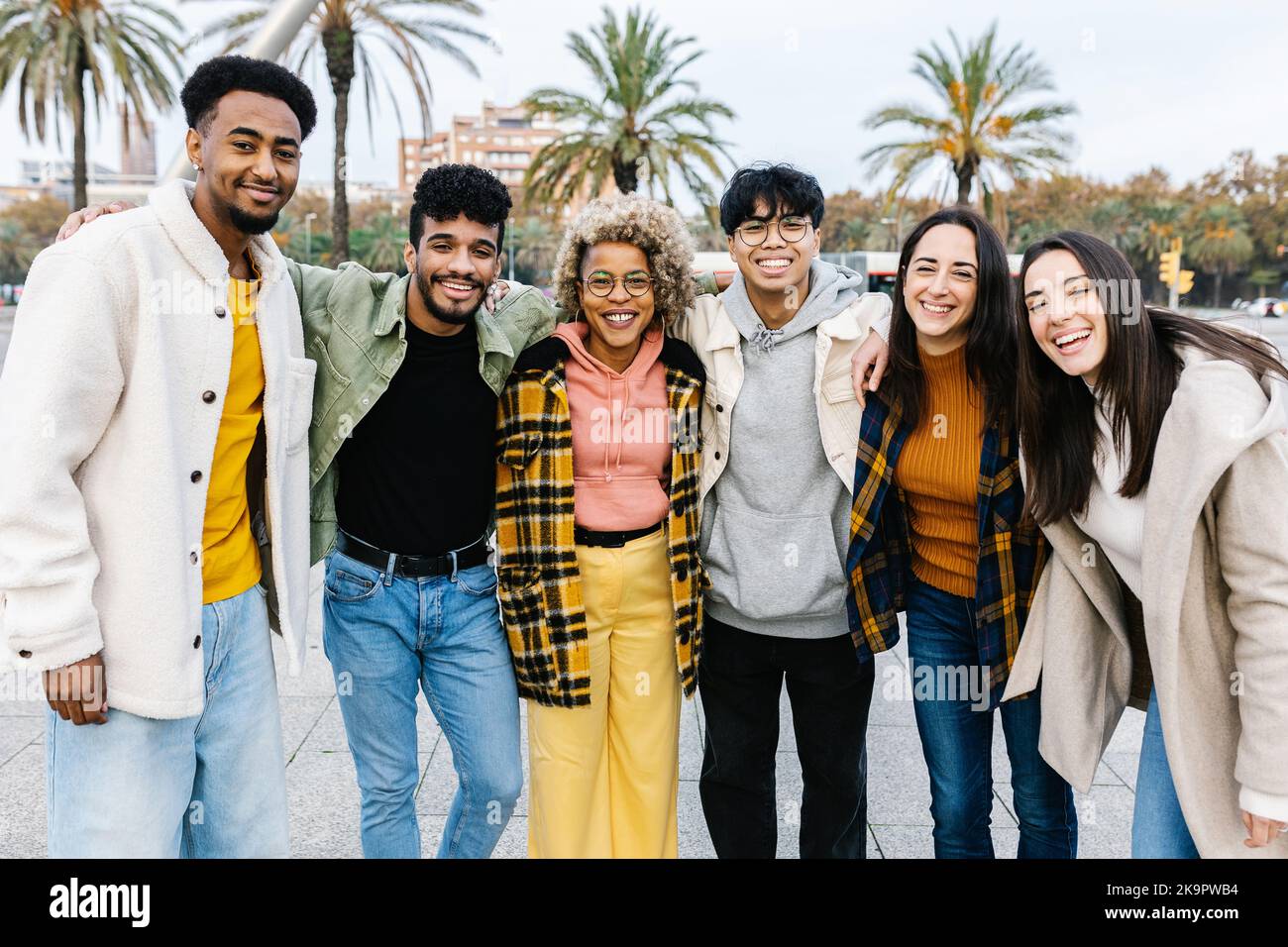 Ritratto di gruppo di giovani amici multi-etnici sorridenti alla fotocamera di Barcellona Foto Stock
