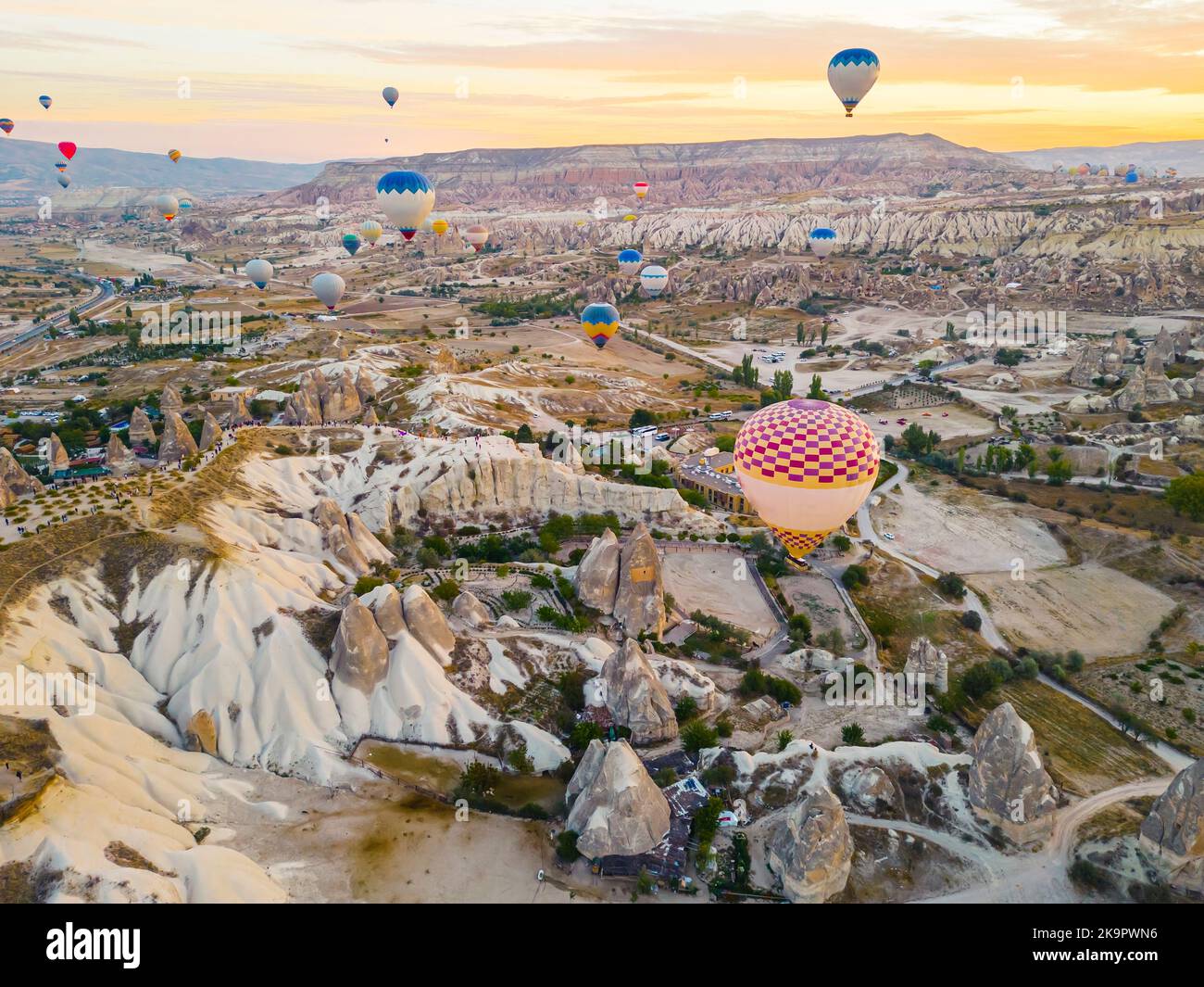 La spettacolare vista dei droni delle mongolfiere si affaccia sull'iconica Cappadocia della Turchia, sulle città sotterranee e sulla valle dei camini delle fate, sulle formazioni rocciose. Foto di alta qualità Foto Stock