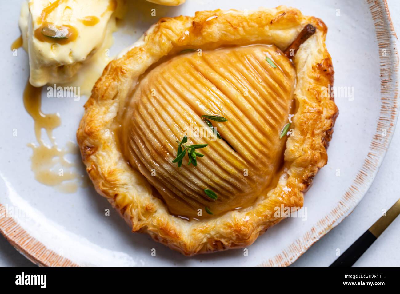 Pera Hasselback in pasta sfoglia con gelato alla vaniglia Foto Stock