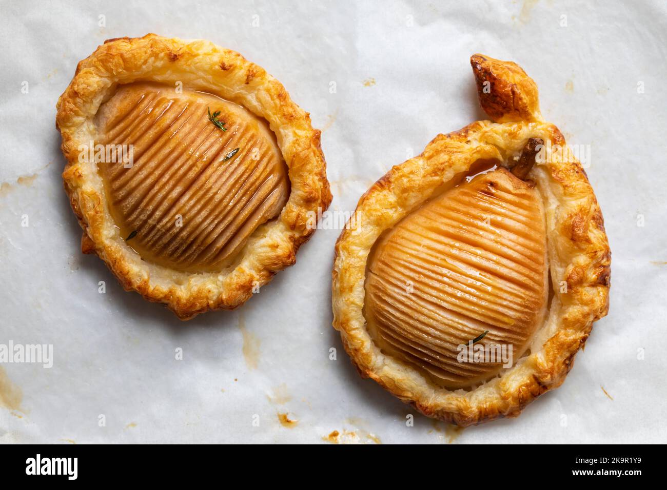 Pera Hasselback in pasta sfoglia fresca al forno Foto Stock