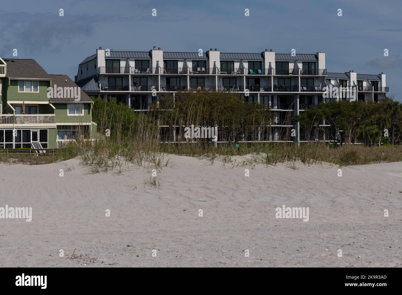 Lussuosa vista sull'oceano di appartamenti di lusso all'alba, Wild Dunes Resort, Isle of Palms, South Carolina. Foto Stock