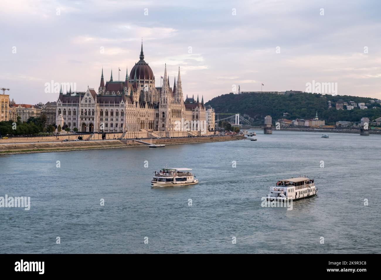 Budapest, Ungheria - 2 settembre 2022: Edificio del Parlamento ungherese sulle rive del Danubio Foto Stock
