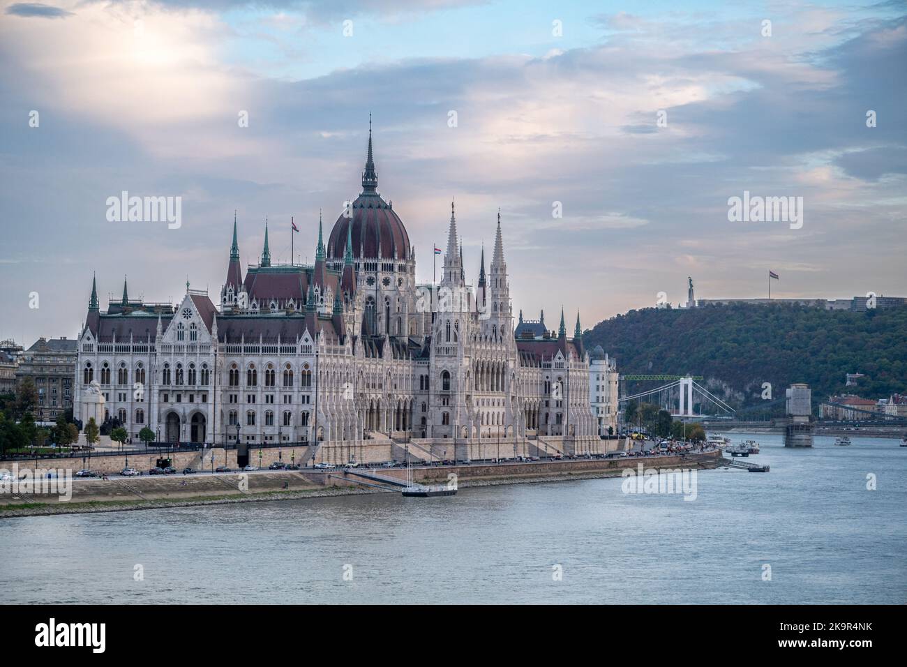 Budapest, Ungheria - 2 settembre 2022: Edificio del Parlamento ungherese sulle rive del Danubio Foto Stock