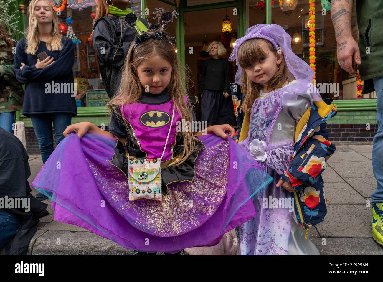 Glastonbury - Glastonbury, Somerset, Regno Unito. 29th Ott 2022. UK: La gente celebra la fine dell'estate e l'inizio dell'inverno, la celebrazione e la cerimonia si chiama Samhin, letteralmente significa fine dell'estate. I celibi iniziarono con i ballerini morris, seguiti da draghi rossi e bianchi che combattevano per strada, una cerimonia pagana e una passeggiata zombie. Credit: Natasha Quarmby/Alamy Live News Foto Stock