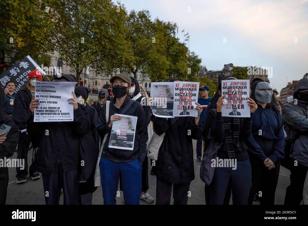 Londra, Regno Unito. 29th Ott 2022. I manifestanti hanno visto in mano cartelli che esprimevano la loro opinione durante la manifestazione. I manifestanti del Partito comunista anti-cinese, tra cui gli hongkongers, gli Ugyhurs, i tibetani e gli studenti cinesi delle comunità britanniche, si sono riuniti a Trafalgar Square per protestare contro il regime totalitaristico del governo cinese secondo le regole di Xi Jinping. (Foto di Hesther ng/SOPA Images/Sipa USA) Credit: Sipa USA/Alamy Live News Foto Stock