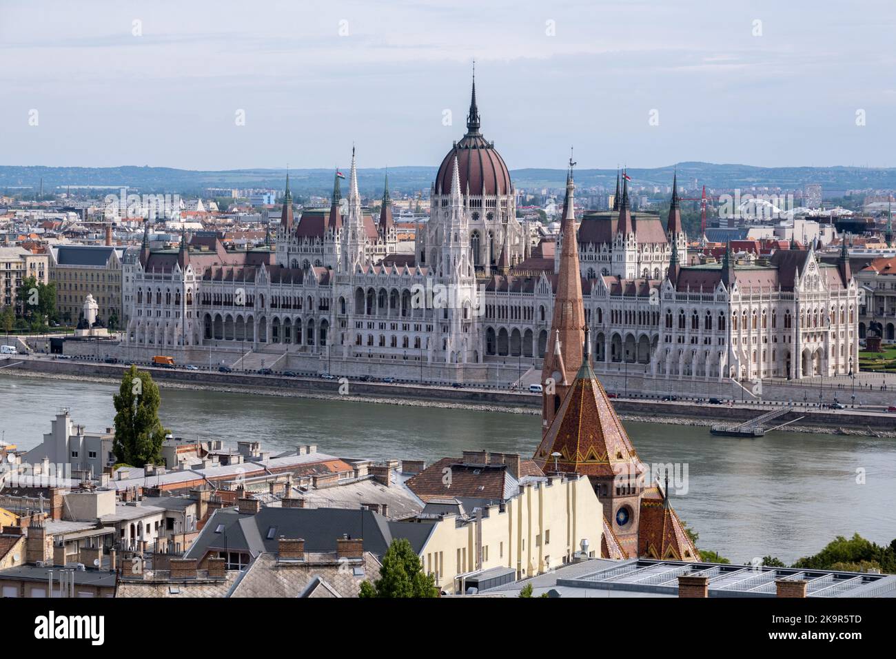 Budapest, Ungheria - 2 settembre 2022: Edificio del Parlamento ungherese sulle rive del Danubio Foto Stock
