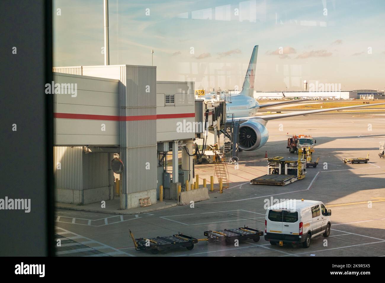 Air Canada jet plane ormeggiato fuori dal terminal nazionale sul asfalto all'aeroporto internazionale Pearson, Ontario, Canada. Foto Stock