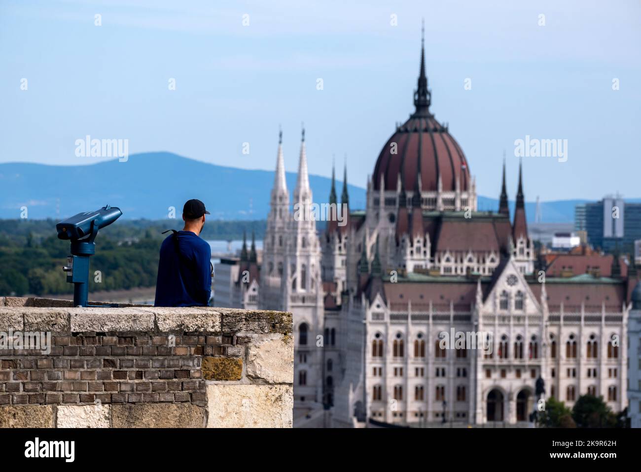Budapest, Ungheria - 2 settembre 2022: Edificio del Parlamento ungherese sulle rive del Danubio Foto Stock