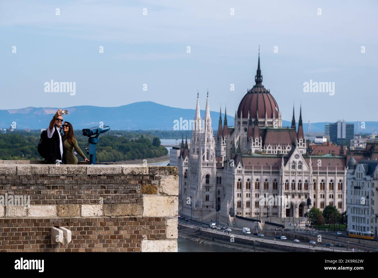 Budapest, Ungheria - 2 settembre 2022: Edificio del Parlamento ungherese sulle rive del Danubio Foto Stock