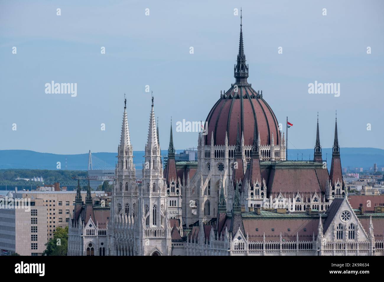 Budapest, Ungheria - 2 settembre 2022: Edificio del Parlamento ungherese sulle rive del Danubio Foto Stock