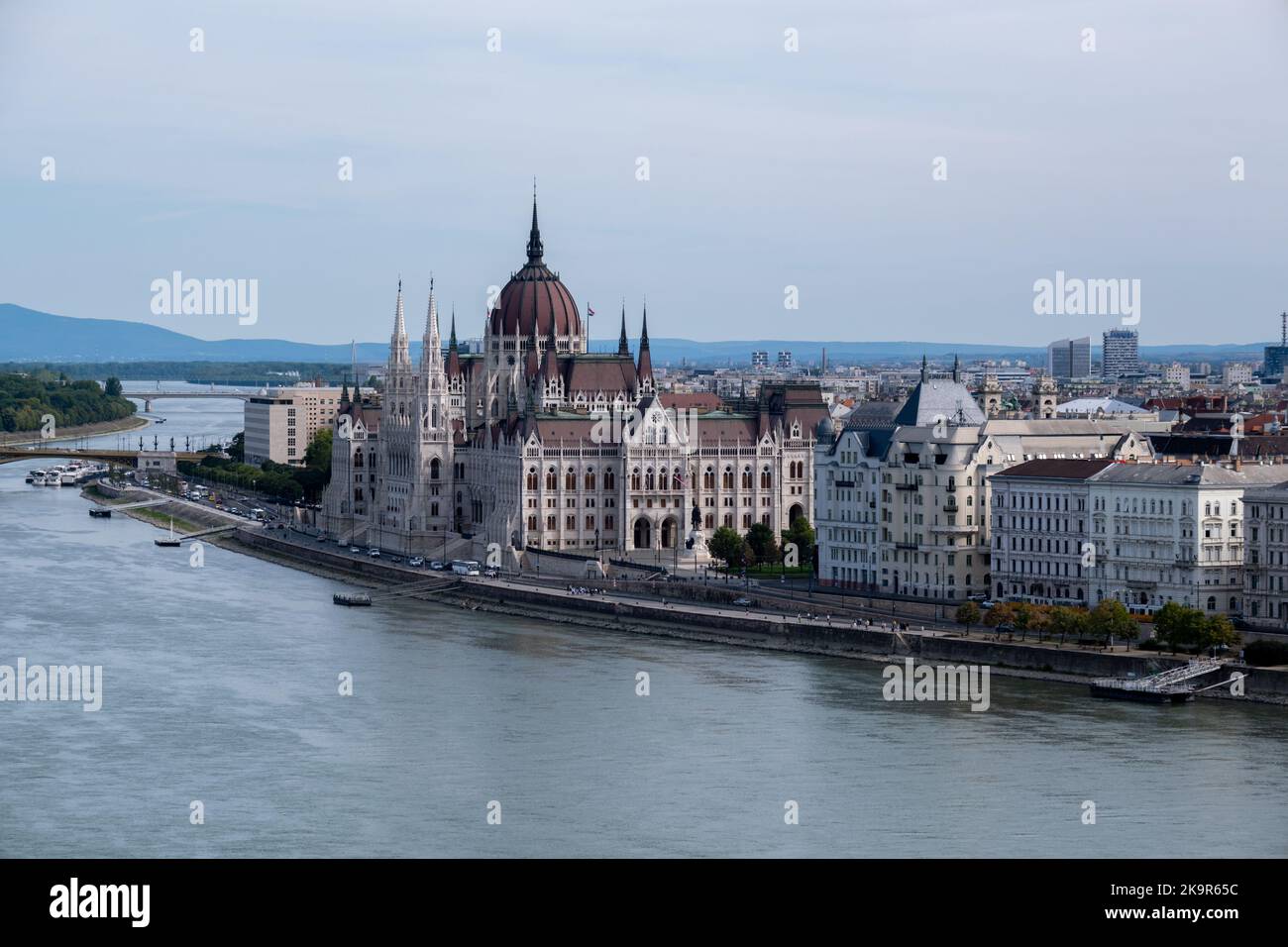 Budapest, Ungheria - 2 settembre 2022: Edificio del Parlamento ungherese sulle rive del Danubio Foto Stock