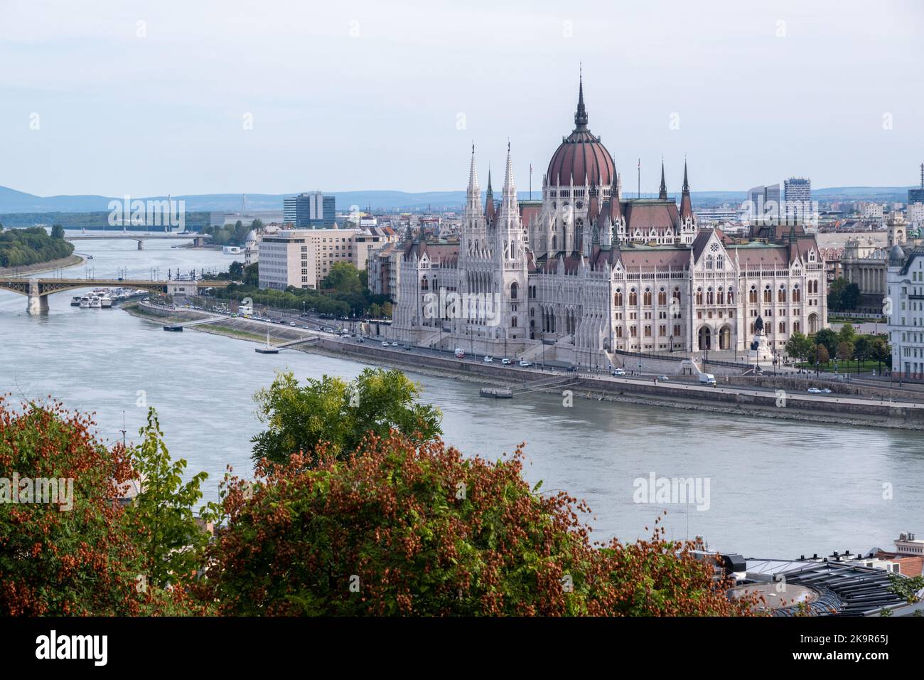 Budapest, Ungheria - 2 settembre 2022: Edificio del Parlamento ungherese sulle rive del Danubio Foto Stock