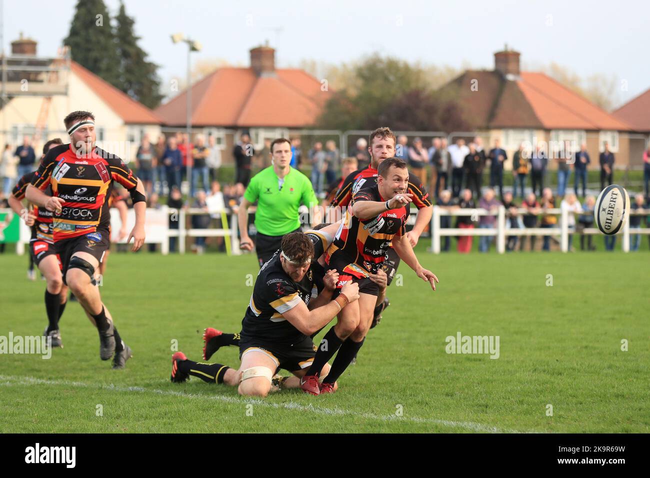 Mike Wilson di Cinderford Rugby passa la palla durante la partita della National League inglese 1 tra Esher e Cinderford a Molesey Road, Hersham, Regno Unito, il 29 ottobre 2022. Foto di Carlton Myrie. Solo per uso editoriale, licenza richiesta per uso commerciale. Non è utilizzabile nelle scommesse, nei giochi o nelle pubblicazioni di un singolo club/campionato/giocatore. Credit: UK Sports Pics Ltd/Alamy Live News Foto Stock