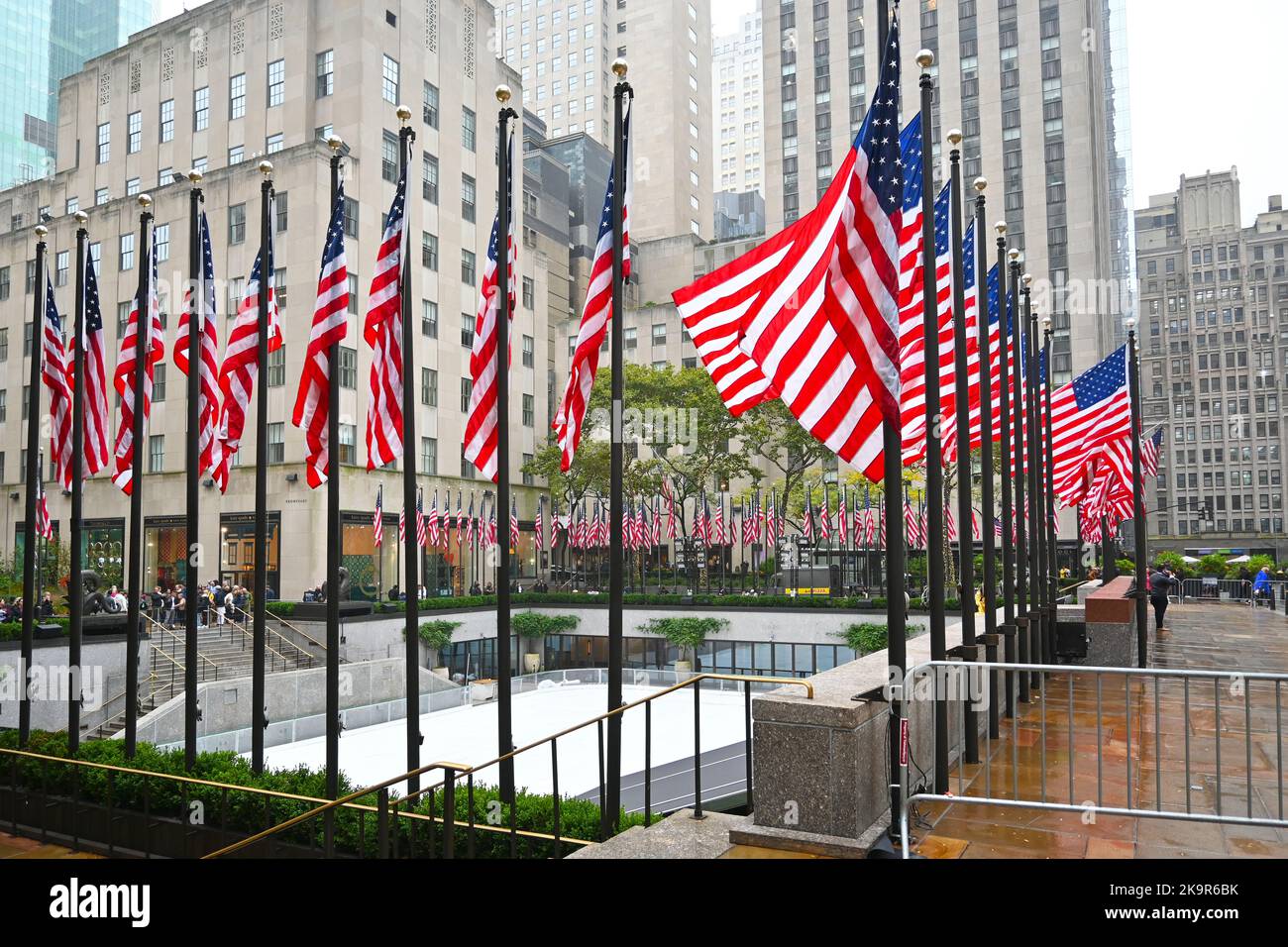 NEW YORK - 24 ottobre 2022: Le bandiere circondano la pista di pattinaggio sul ghiaccio al Rockefeller Center, nel centro di Manhattan. Foto Stock