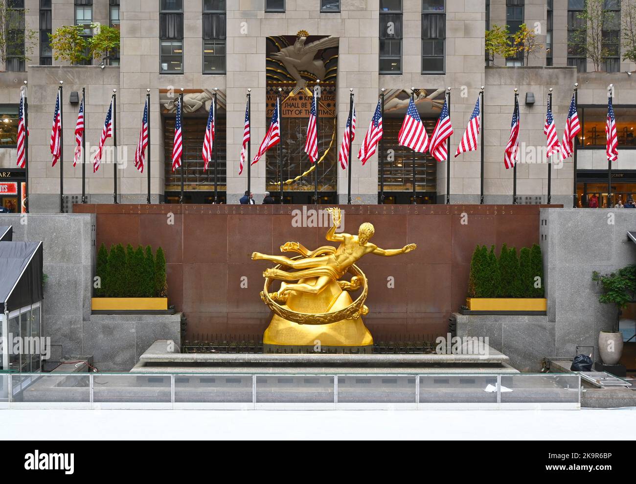 NEW YORK - 24 ottobre 2022: Statua di Prometheus all'estremità occidentale della piazza sommersa, che ospita la pista di pattinaggio su ghiaccio, nel Rockefeller Center. Foto Stock