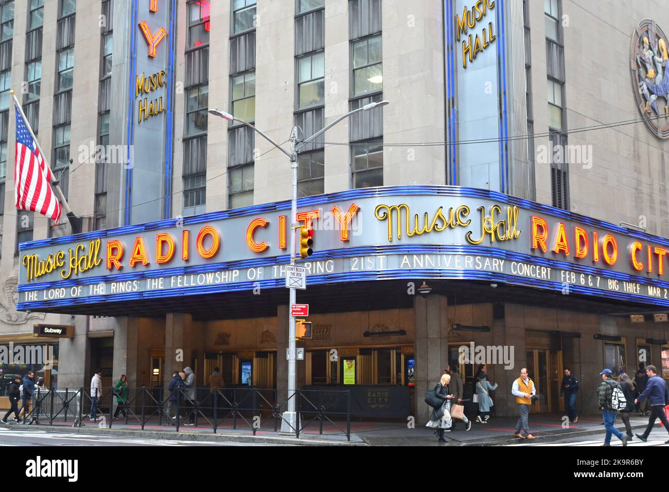 NEW YORK - 24 OTT 2022: Radio City Music Hall è un luogo di intrattenimento e teatro al 1260 Avenue of the Americas, all'interno del Rockefeller Center, nel Foto Stock