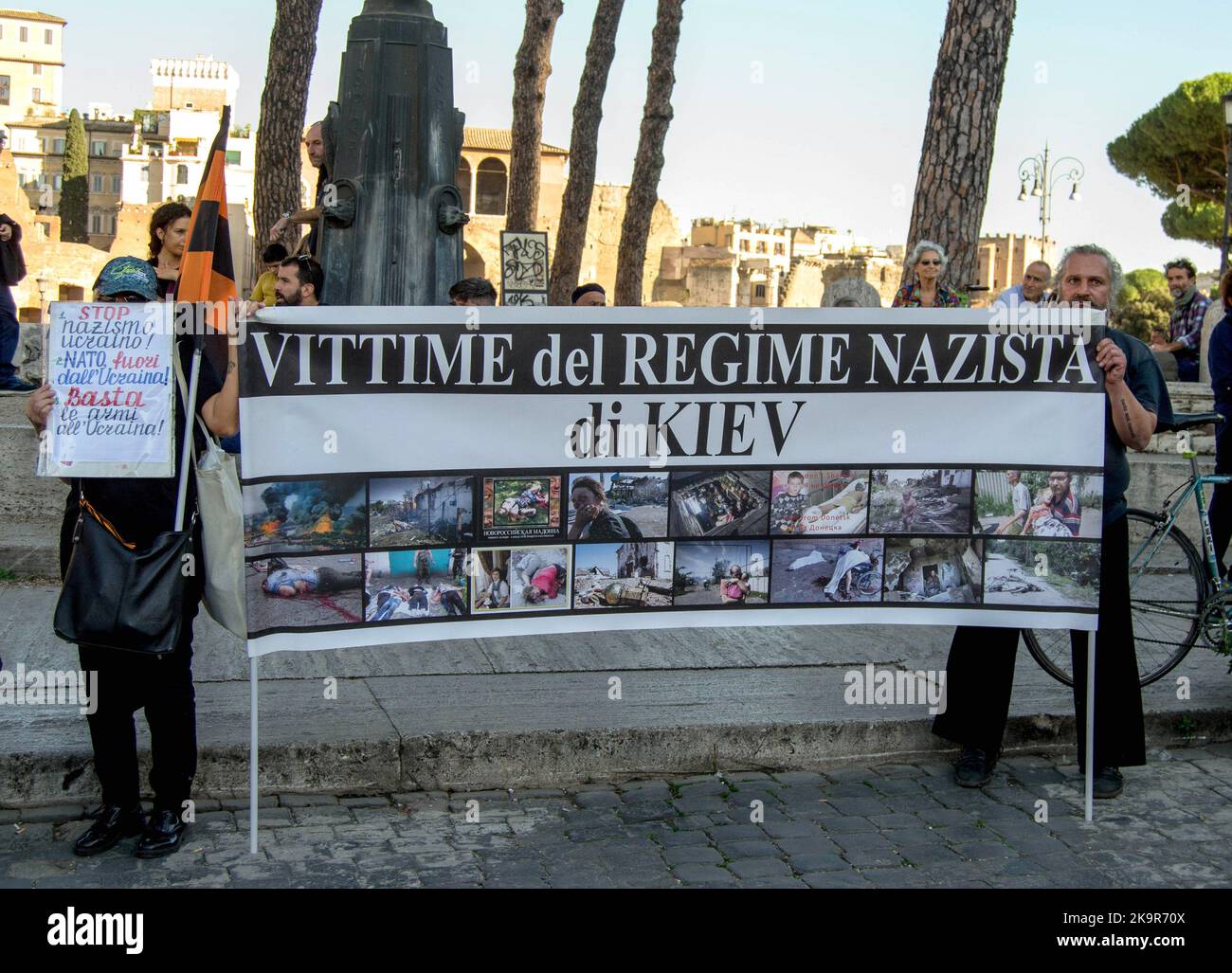 Roma, Italia. 29th Ott 2022. Presidio antifascista in Piazza Venezia nel centenario della marcia su Roma - (organizzata dal Partito Nazionale fascista il 28 ottobre 1922) - per celebrare un secolo di lotte antifasciste e contro il revisionismo storico. (Credit Image: © Patrizia CORTELLESSA/Pacific Press via ZUMA Press Wire) Credit: ZUMA Press, Inc./Alamy Live News Foto Stock