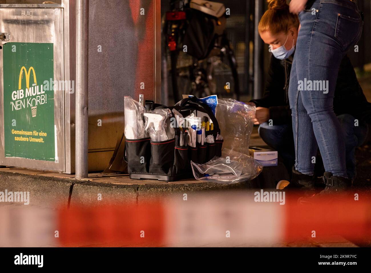 Oberhausen, Germania. 30th Ott 2022. Polizia che si accura prove sulla scena nella zona esterna di un fast food ristorante. Qui, tre persone sono state ferite da colpi di arma da fuoco. Credit: Christoph Reichwein/dpa/Alamy Live News Foto Stock