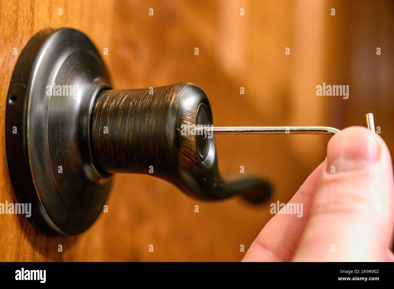 Maniglia della porta interna della camera da letto in ottone oliato con perno di sbloccaggio Foto Stock